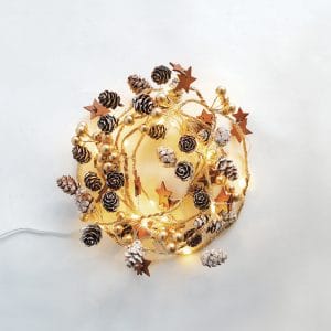 Декоративен венец от шишарки с LED светлина