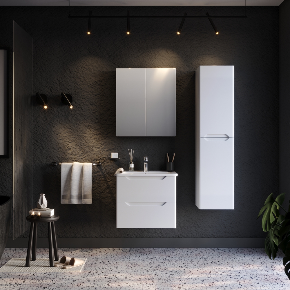 Комплектът мебели за баня PERLA White 60 се състои от: шкаф 60x46x53, керамичен умивалник 60x46, горен шкаф с огледало 60x14x68